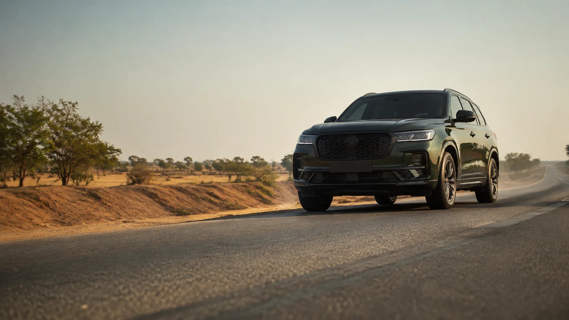 SUV sombre sur une route de savane au Sénégal